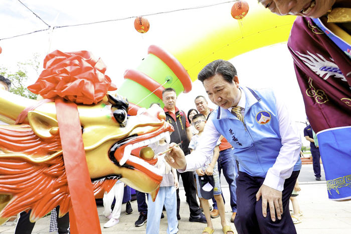 金門縣第十六屆端午節龍舟競賽,昨日在古寧頭雙鯉湖熱鬧登場,陳福海縣長為龍舟點睛開光。(薛子軒、許加泰攝)