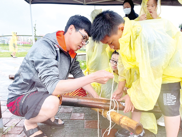 金沙國中申請教育部戶外海洋教育計劃,辦理三梯次活動,首梯攜手何浦國小師生,學習童軍繩結技能及用以自力造筏,也進行獨木舟體驗,在老師及家長等協助下,帶領學子親海、知海,享受海洋水域遊憩的樂趣,體驗海洋的奧妙。(金沙國中提供)