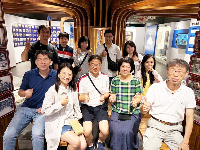 高雄海青工商造訪金門高中交流,於金中校史館合影。
(金門高中提供)