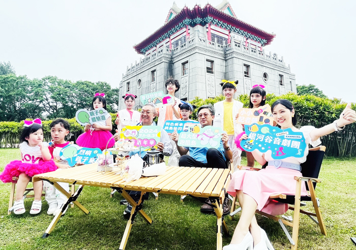 參議張瑞心、觀光處處長許績鑫歡迎大小朋友一起來金門參加親子嘉年華。(莊煥寧攝)