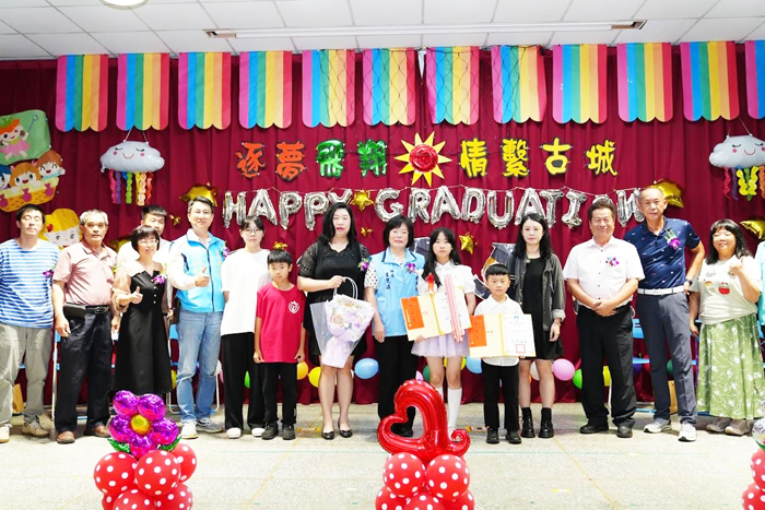 古城國小舉行國小部第62屆暨幼兒園第48屆畢業典禮,與會貴賓雲集,師長、家長齊聚一堂歡送48位畢業生。(古城國小提供)