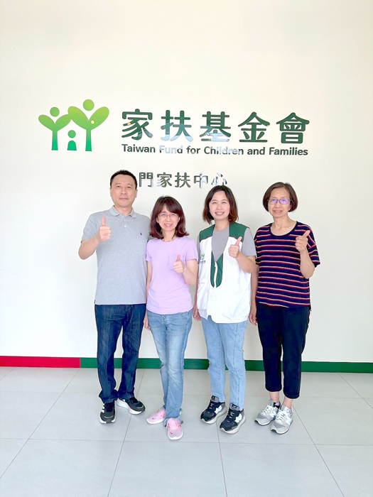 金門旅台子弟環遊國際旅行社董事長李沃耀、陳素蘭夫婦,霸氣捐金門家扶中心5台冷氣,讓兒童有舒適的環境學習。
(金門家扶中心提供)