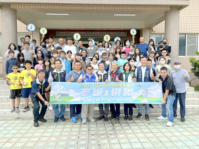台電昨日在塔山電廠舉辦獎學金頒獎典禮,獲獎學子及貴賓合影。(塔山電廠提供)