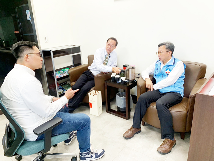 縣府觀光處長許績鑫率科長蔡百里赴金門航空站與華信、立榮就鄉親往返臺金配套進行溝通交流。(觀光處提供)