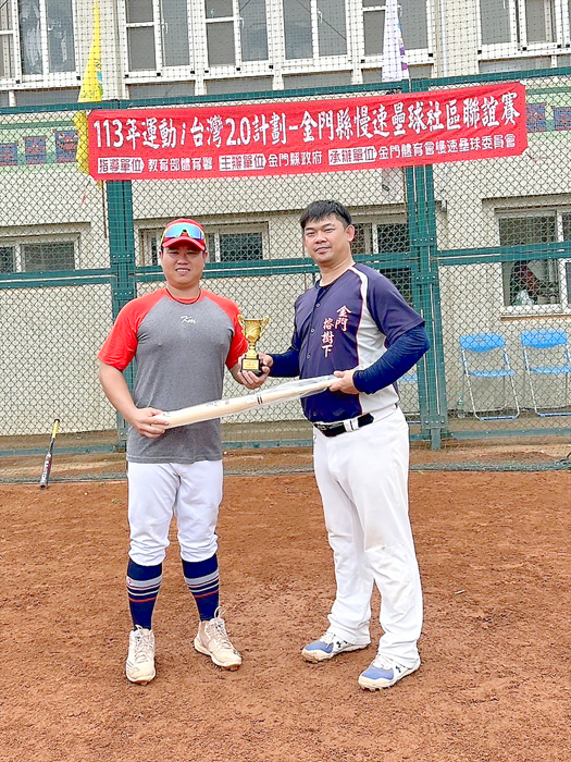 「榕樹下」隊的王瑞佑榮獲全壘打獎。
(金門縣慢速壘球委員會提供)