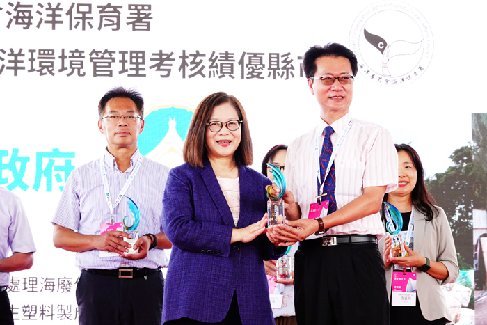 海保署112年度海洋環境管理考核評定特優縣市，金門縣獲獎肯定。
（金門縣環保局提供）