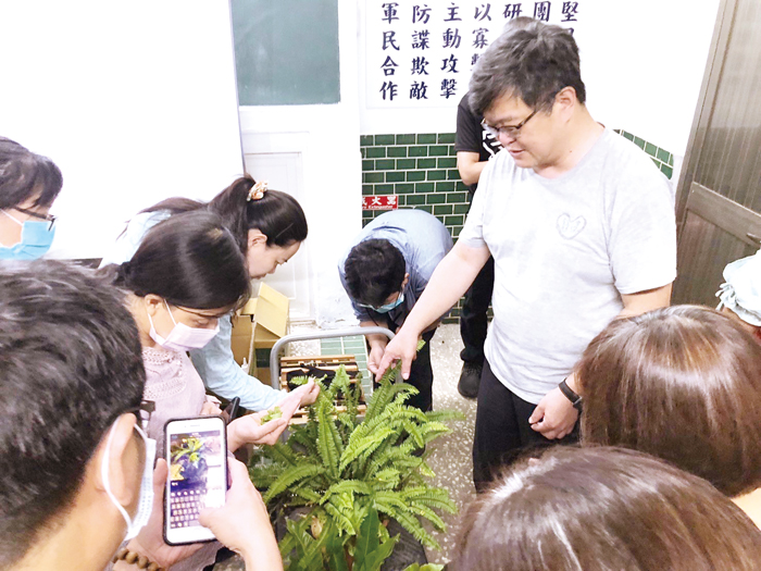 《金森.金事》友善環境行動系列講座邀請嘉義大學生物資源學系助理教授劉以誠介紹蕨類生活史。(林務所提供)