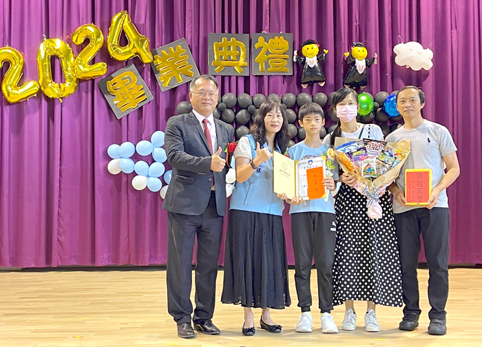 多年國小舉辦2024國小暨附設幼兒園畢業典禮,校長張志猛偕與會嘉賓頒獎表揚國小部12位幼兒園11位畢業生並獻上祝福。最後依循傳統,騎獨輪車進場自校長張志猛手中領過畢業證書,將邁向另一學習旅程。(陳麗妤攝)
