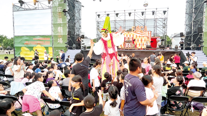 文化平權巡演-庄頭劇場,表演者與現場民眾互動超嗨。(許峻魁攝)