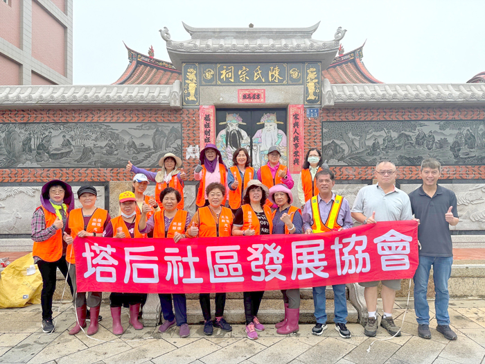 金湖「社區環境清潔日」,轄內21個社區居民及志工共同參與。(金湖鎮公所提供)