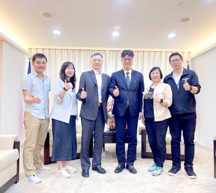 金門縣政府教育處長孫麗琪在議會副議長歐陽儀雄、議員唐麗輝陪同拜會陸委會主委邱垂正及合影。(教育處提供)