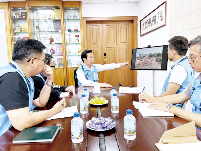 縣長與縣府團隊研討提升停車周轉率。（縣府提供）