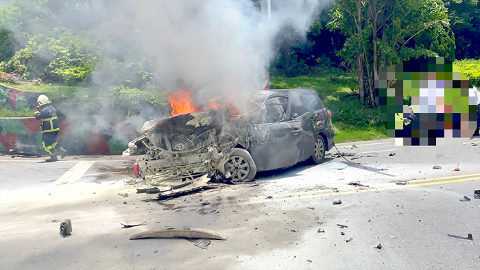 圖為自小客車失控自撞小徑圓環擋土牆車頭起火，警消合作順利完成搶救任務。（消防局提供）