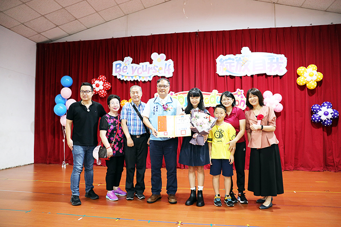 湖埔國小舉行國小部第72屆暨幼兒園第46屆畢業典禮,副縣長李文良到場祝賀並頒獎。(湖埔國小提供)