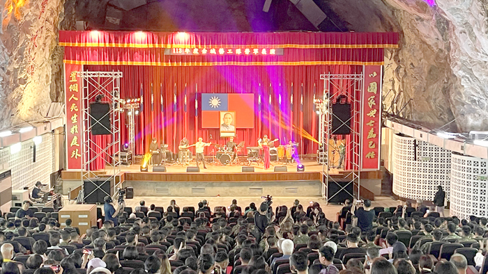「113年金城藝工隊勞軍義演」昨熱鬧登場，原金城藝工隊成員睽違50載再登擎天廳舞台。（陳麗妤攝）