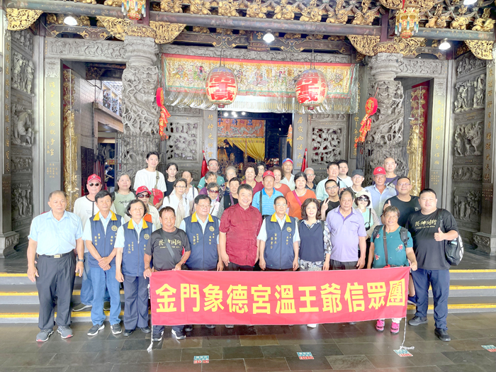 金門縣象德宮「溫王爺」首次跨海前往屏東東隆宮進行交流。（象德宮提供）