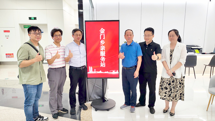 縣府觀光處長許績鑫昨率員赴廈門交流，並訪視金門鄉親服務站推動現況。（觀光處提供）