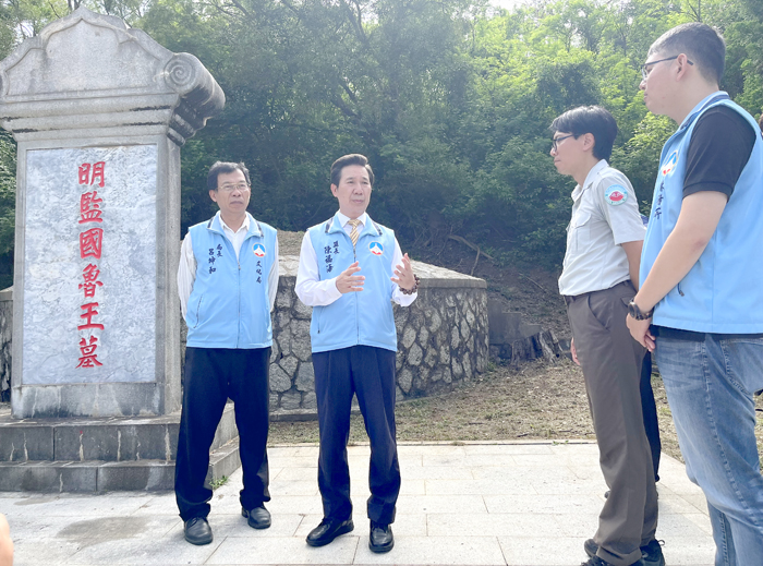 祭典完成後,陳福海也巡視了魯王墓園區周遭環境,針對園區古蹟的維護與環境整理做重點提示。(莊煥寧攝)