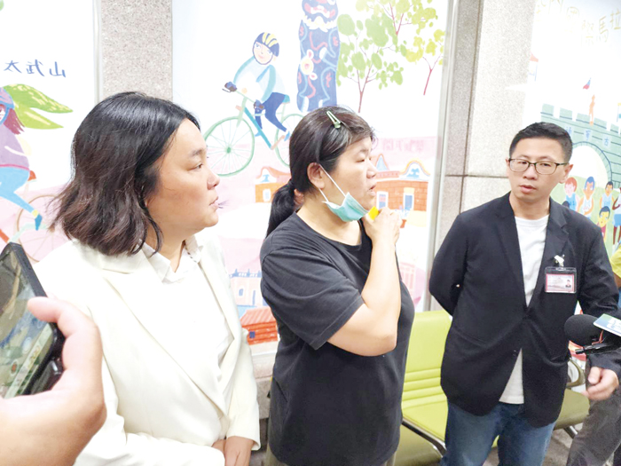胡姓釣客家屬昨日返回金門。(許峻魁攝)