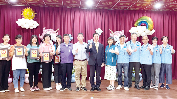 金門縣政府舉辦第26屆戶政日表揚大會暨聯誼餐會，縣長陳福海、金湖鎮鎮長陳文顧等頒獎表揚113年度績優戶政人員及績優志工。（陳麗妤攝）
