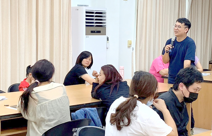 新住民家庭服務中心舉辦「新住民行銷宣傳策略課程」,透過短影片、社群媒體等行銷實作,讓有意從事微型創業之新住民做好創業前置準備。(新住民家庭服務中心提供)