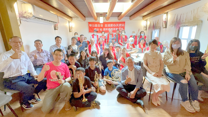 十週年茶會，與會者合影。 （許峻魁攝）