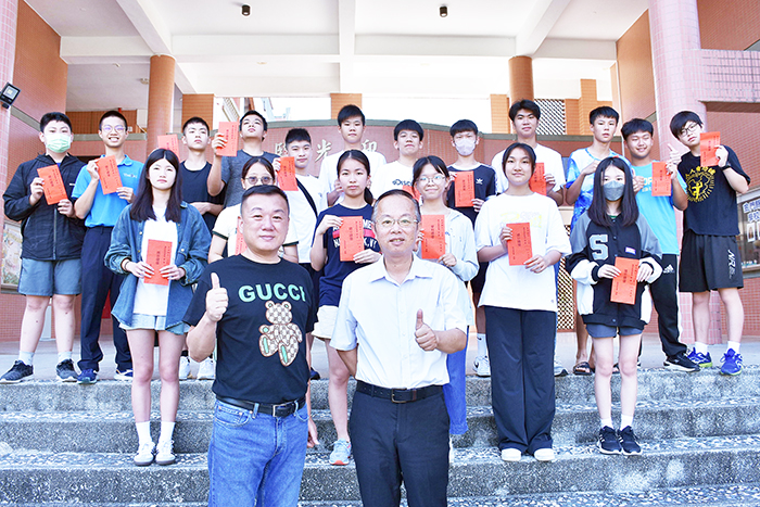 金湖中小學勵學基金董事會董事長李仁傳（前排左）赴金湖國中頒發獎學金及合影。（湖中提供）