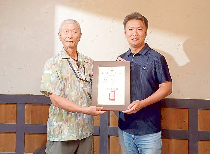 金門體育會秘書長辛雷達（左）授予金門射擊委員會新任主任委員李光杏（右）證書及合影。（射擊委員會提供）