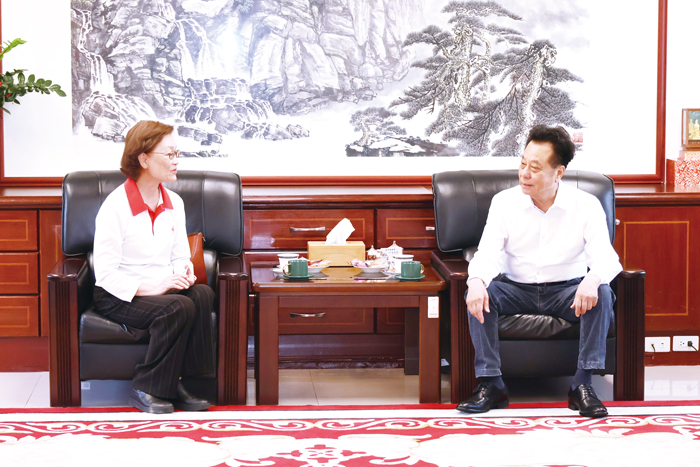 中華民國紅十字會總會會長王清峰(左)昨拜會金門縣議長洪允典(右),就紅十字會在人道協助的事務上交換意見。(議會提供)