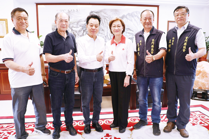 金門縣議長洪允典（左三）與紅十字會總會會長王清峰（右三）及金門縣紅十字會會長洪國正（左二）、總幹事呂忠飛（左一）、議員王國代（右二）、議會秘書長王垣坤（右一）合影。（議會提供）