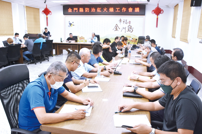 縣府邀集各單位召開「金門縣防治紅火蟻工作會議」,由參議呂清福主持會議。(莊煥寧攝)