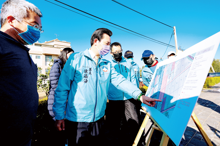 縣長陳福海自上任以來,高度重視青年自建住宅政策的推動,除了經由專案小組召開會議討論與政策裁定,也多次前往預定建宅用地現勘。(縣府提供)