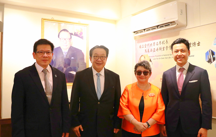 金大校長陳建民(左一)陪同楊肅斌僑領(左二)和家人參觀校園內的楊忠禮紀念館。(金大提供)