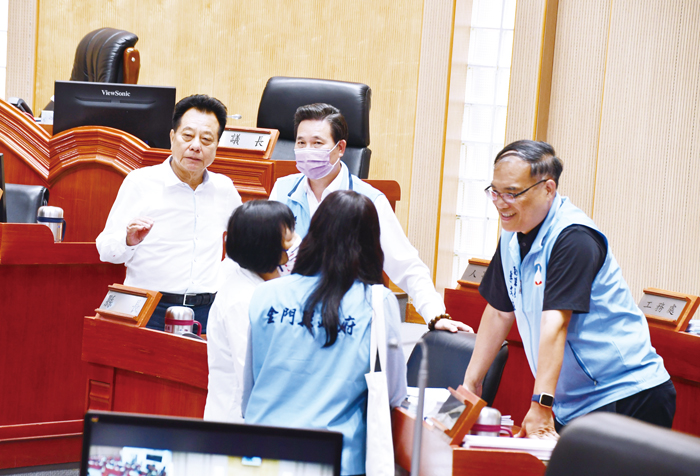 縣長陳福海、議長洪允典、副縣長李文良與議員唐麗輝、教育處長孫麗琪討論縣政和議事事宜。（楊水詠攝）