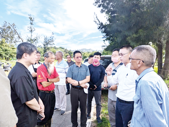 針對碧山養牛業者管理不當影響道路交通與居民生活環境，議員蔡其雍邀相關單位進行現地會勘與業主協調遷移事宜，並達成具體共識，願意接受縣府建設處及畜試所的輔導，並進行簽約及安排公證。（蔡其雍議員提供）