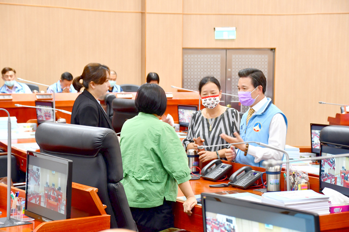 縣長陳福海於議會開議前與議員許玉昭、唐麗輝、吳佩雯討論縣政相關議題。（楊水詠攝）