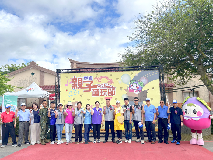 2024烈嶼親子童玩節昨日熱鬧登場，鄉長洪若珊和來賓一同射出特別製作的紙飛機為活動揭幕。（許加泰攝）