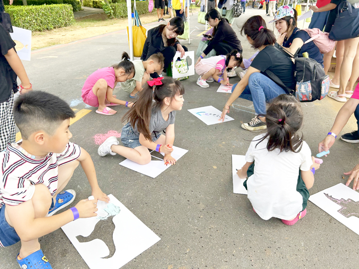 家長陪同小朋友體驗在道路上彩繪。（許加泰攝）
