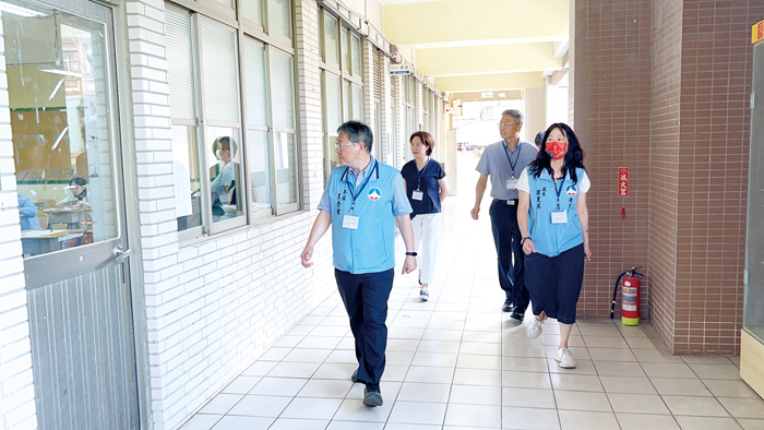金門縣政府代理秘書長王登緯等人到考場巡視,了解整體試務運作情形。(金門縣政府教育處提供)
