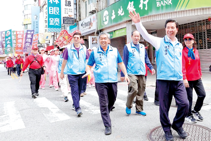 縣長陳福海隨行媽祖鑾轎繞境山外市區。(薛子軒攝)