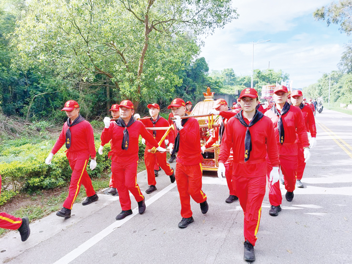 桃園龍德宮四媽祖,昨日展開徒步繞境。(許峻魁攝)