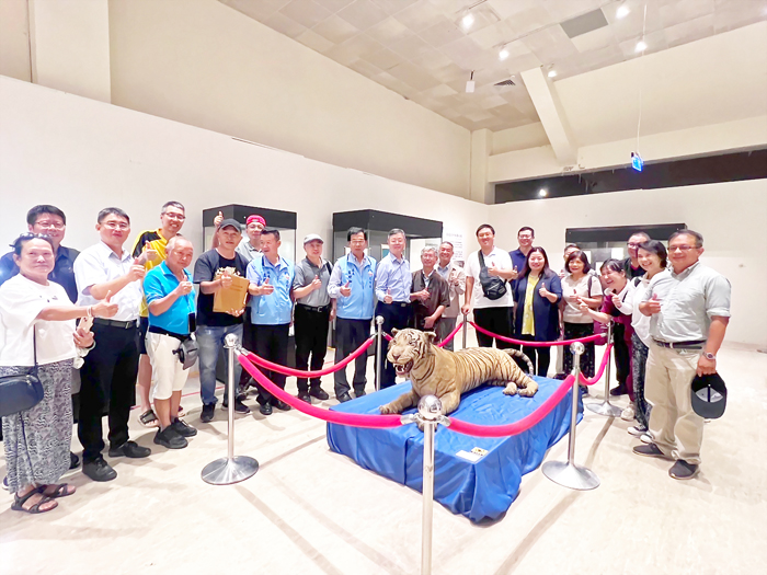 文化園區管理所日前辦理「心璉心，感恩胡璉將軍紀念特展」暨「胡璉將軍文物學術合作簽署掛牌儀式」活動，展出許多胡璉將軍家屬在台珍藏及之前捐贈縣府首次亮相之珍貴文物；文管所也與胡璉故居紀念館暨研究中心簽署合作掛牌儀式，期藉以弘揚胡璉將軍與金門精神。（文化園區管理所提供）