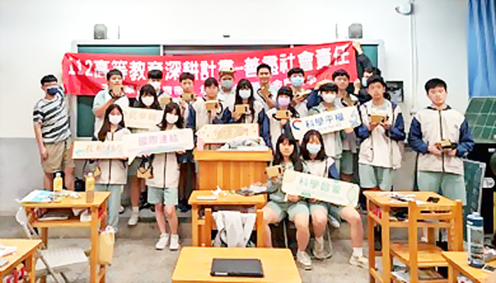 金寧中小學邀請國立金門大學科技團隊到校，為九年級學生帶來AR（擴增實境）與VR（虛擬實境）設計體驗活動。（金寧中小學提供）