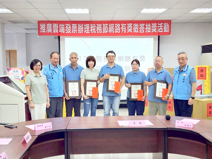 表揚績優員工、資深員工與績優志工並合影。（許峻魁攝）