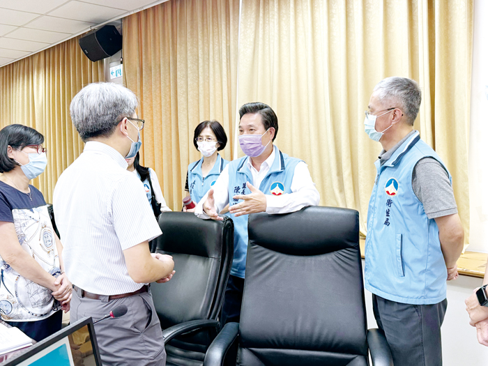 金門縣政府召開長期照顧推動小組會議，由縣長陳福海主持，並與參與委員交換意見。（縣府提供）
