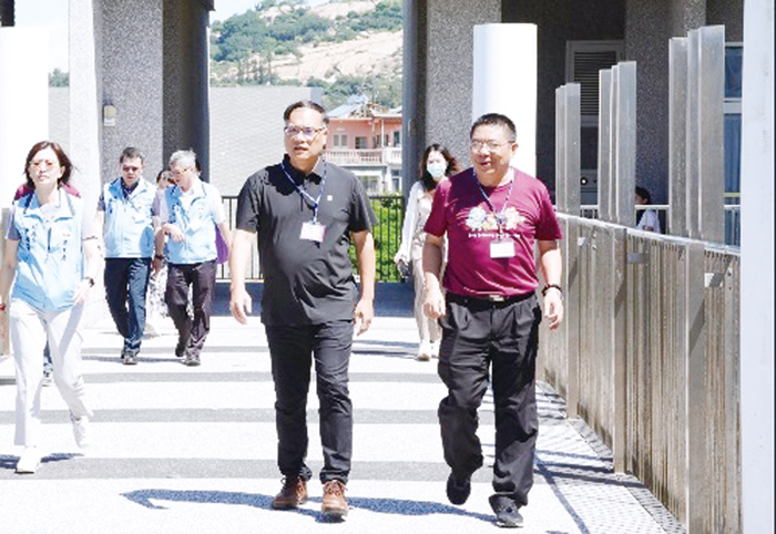 金門縣副縣長李文良昨巡視教保員聯合甄選初試考場，以及了解整體試務運作情形。（教育處提供）