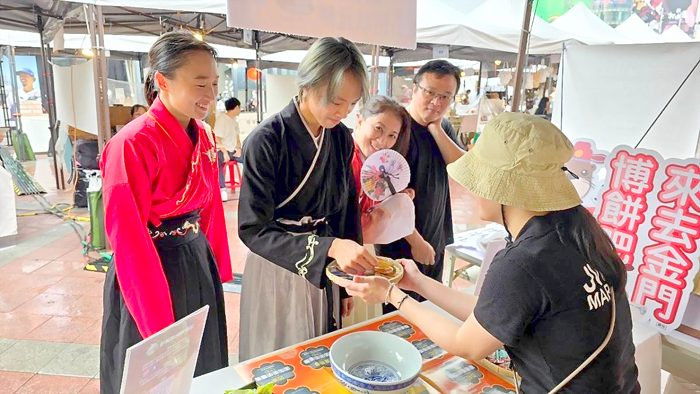 金門縣政府觀光處為行銷2024金門中秋博狀元餅活動，特別跨海赴台舉辦博餅快閃體驗，於7月6日起在台北市西門紅樓市集揭開序幕。
（觀光處提供）