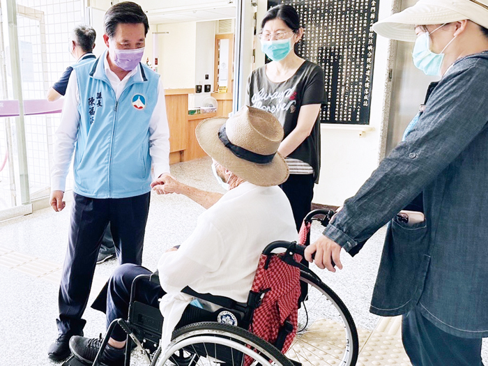 金門縣長陳福海視察衛生所，期許提供更優質健康照護。（衛生局提供）