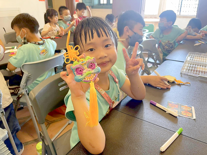 開瑄幼兒園師生到訪參觀暫時設置於張文帝洋樓的金沙鎮圖書館,幼童認識洋樓、圖書館設施、欣賞繪本,以及彩繪風獅爺擴香石。
(金沙鎮圖書館提供)
