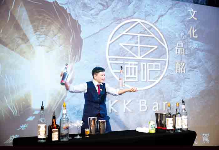 金酒盃花式調酒組冠軍黃久芳開場表演。(金門酒廠提供)
